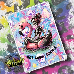 Op de afbeelding: Een doorzichtige tablet hoes met een skelet op een roze flamingo vlot, met de tekst "Hot Ghoul Summer". De hoes heeft een kleurrijke achtergrond met schedels, sterren en kruisen. De tekst luidt "digital download only" en "not a physical product".