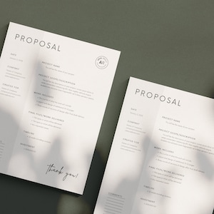 Puede incluir: Dos páginas blancas con la palabra "PROPOSAL" impresa en la parte superior. Las páginas están llenas de texto y encabezados, incluyendo "Fecha", "Nombre del proyecto", "Alcance/Descripción del proyecto", "Trabajo incluido", "Archivos/Trabajo final entregado", "Cronograma", "Inversión" y "Comentarios". Las páginas también tienen un pequeño círculo con las letras "AR" dentro.