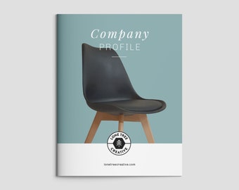 Op de afbeelding: Een turquoiseblauwe bedrijfsprofielbrochure met een zwarte stoel op de voorpagina. De stoel heeft houten poten en een zwarte zitting. De brochure bevat de tekst "Bedrijfsprofiel" en een logo met de tekst "Lone Tree Creative" en een boompictogram.