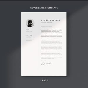 Op de afbeelding: Een zwart-witte sollicitatiebriefsjabloon met de tekst "COVER LETTER TEMPLATE" bovenaan. De tekst "BLAKE MARTINS" staat gecentreerd onder de titel van de sjabloon. De tekst "Interior Designer" staat gecentreerd onder de naam. De tekst "Your Writing Manager Since" staat gecentreerd onder de titel "Interior Designer". Een zwart-witte foto van een man staat in een cirkel in de rechterbovenhoek van de pagina. De tekst "DATE" staat in de linkerbovenhoek van de pagina. De tekst "November 1, 2019" staat onder de tekst "DATE". De tekst "CONTACT" staat onder de tekst "November 1, 2019". De tekst "Blake Martins" is met de hand geschreven in de rechterbenedenhoek van de pagina. De tekst "1 PAGE" staat gecentreerd onderaan de pagina.