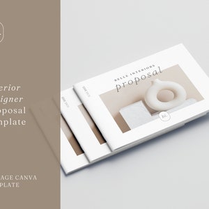 Peut inclure: Un modèle de proposition pour designer d'intérieur de 20 pages sur Canva. La couverture présente un vase en céramique blanc avec une forme de bague sur un fond beige. Le texte "Belle Interiors Proposal" est en noir.