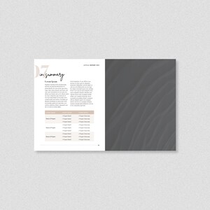 Puede incluir: Una p&aacute;gina de un informe empresarial con el encabezado "En resumen" y una tabla con los t&iacute;tulos "N&uacute;mero de proyectos", "Inicio del proyecto", "Fin del proyecto" y "Descripci&oacute;n general del proyecto". La p&aacute;gina est&aacute; abierta a una imagen abstracta en blanco y negro.