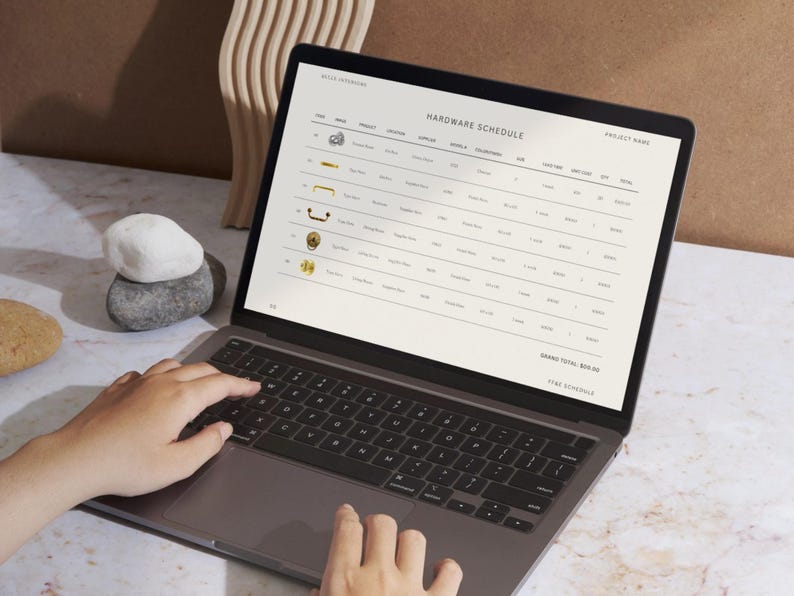 Pode incluir: Um computador port&aacute;til que exibe uma programa&ccedil;&atilde;o de ferragens com uma lista de itens, quantidades e pre&ccedil;os. O texto "HARDWARE SCHEDULE" est&aacute; no topo da planilha. O texto "GRAND TOTAL: 00,00 &euro;" est&aacute; na parte inferior da planilha.