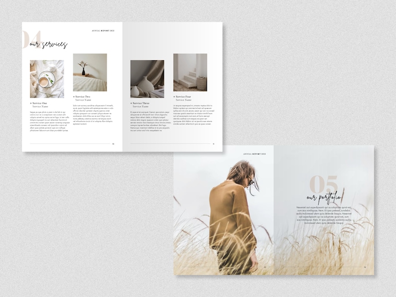 Puede incluir: Una doble p&aacute;gina de una revista o folleto con im&aacute;genes de servicios de dise&ntilde;o de interiores. La p&aacute;gina izquierda muestra cuatro im&aacute;genes de diferentes elementos de dise&ntilde;o de interiores, como una taza de caf&eacute;, una cama, un jarr&oacute;n y una escalera. La p&aacute;gina derecha muestra a una persona de pie en un campo de hierba alta. El texto de la p&aacute;gina izquierda dice "nuestros servicios" y el texto de la p&aacute;gina derecha dice "nuestro portafolio".