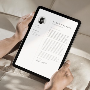 Op de afbeelding: Een digitale tablet met een cv voor Blake Martins, interieurontwerper. Het cv bevat een foto, contactgegevens en een samenvatting van de ervaring.