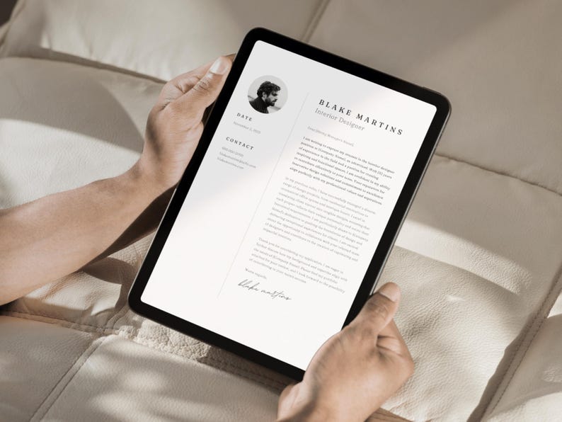 Op de afbeelding: Een digitale tablet met een cv voor Blake Martins, interieurontwerper. Het cv bevat een foto, contactgegevens en een samenvatting van de ervaring.