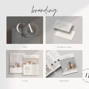 Pu&ograve; includere: Mockup di branding per Callie Archer, interior designer. Il logo presenta le iniziali "CA" in un font bianco minimalista su uno sfondo marrone. Il biglietto da visita &egrave; bianco con uno sfondo grigio e il testo "Callie Archer Interior Designer". Il volantino e la brochure sono entrambi bianchi con uno sfondo grigio e presentano immagini di arredamento per la casa.