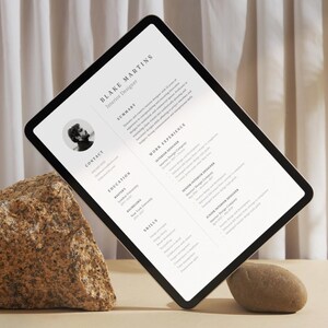 Op de afbeelding: Een digitale tablet waarop een cv voor Blake Martins, een interieurontwerper, wordt weergegeven. Het cv bevat secties voor contactgegevens, samenvatting, opleiding, werkervaring en vaardigheden.