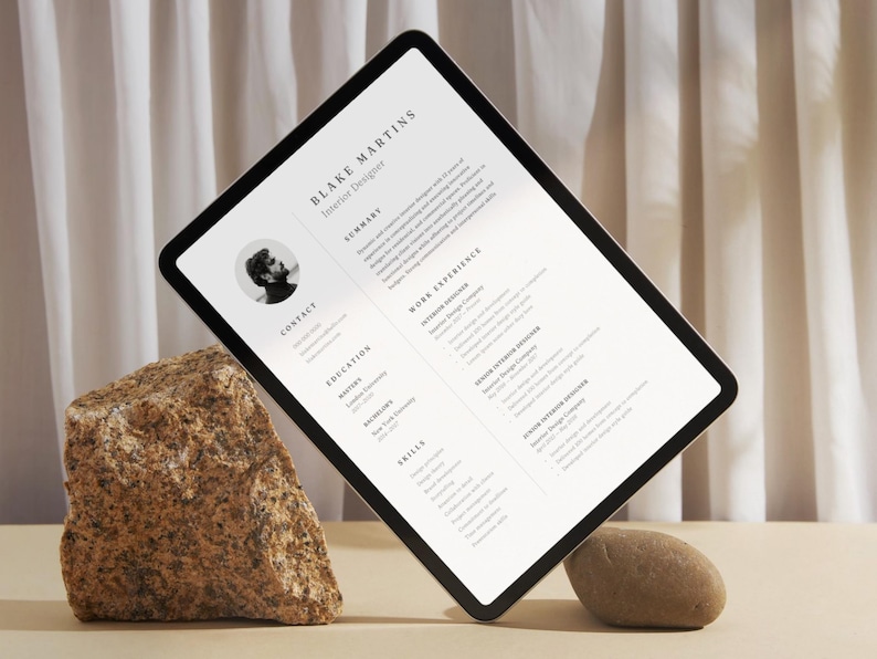 Op de afbeelding: Een digitale tablet waarop een cv voor Blake Martins, een interieurontwerper, wordt weergegeven. Het cv bevat secties voor contactgegevens, samenvatting, opleiding, werkervaring en vaardigheden.