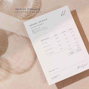 Może przedstawiać: Minimalistyczny szablon faktury z tekstem "BONNE DESIGN" i "INVOICE TEMPLATE US LETTER & A4 SIZE". Faktura zawiera pola na opis, stawkę, godziny i sumę. Projekt jest czysty i nowoczesny, z odręcznym "dziękuję" na dole.