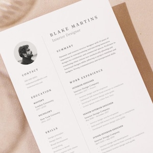 Op de afbeelding: Een zwart-witte cv met de naam Blake Martins en de titel Interior Designer. De cv bevat contactgegevens, opleiding, werkervaring en vaardigheden.