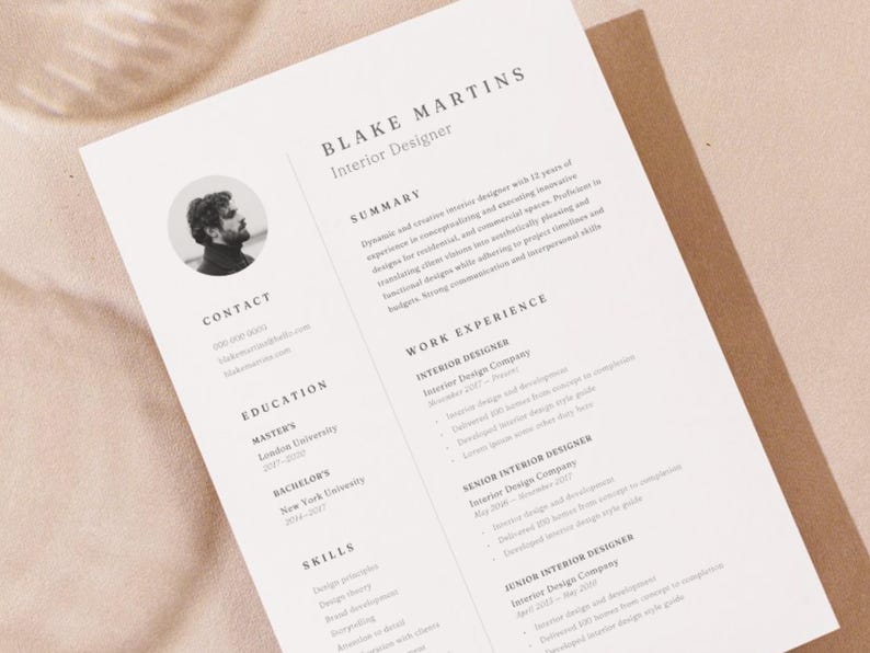Op de afbeelding: Een zwart-witte cv met de naam Blake Martins en de titel Interior Designer. De cv bevat contactgegevens, opleiding, werkervaring en vaardigheden.
