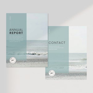 K&ouml;nnte beinhalten: Zwei quadratische Bilder mit einem blauen und wei&szlig;en Farbschema. Das erste Bild zeigt eine Strandszene mit einer Welle, die an das Ufer kracht. Der Text "JAHRESBERICHT" befindet sich auf der linken Seite des Bildes. Das zweite Bild zeigt die gleiche Strandszene mit dem Text "KONTAKT" auf der linken Seite des Bildes. Beide Bilder haben ein Logo mit den Buchstaben "AR" in einem Kreis.