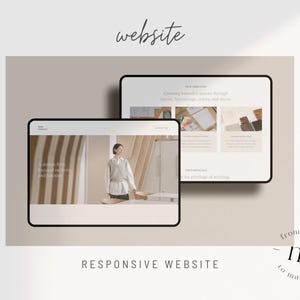 Pu&ograve; includere: Un mockup di sito web che mostra un design reattivo con un'estetica minimalista. Il sito web presenta uno sfondo beige chiaro con testo e immagini nere. Il testo sul sito web recita "Design Each Detail" e "The privilege of working".