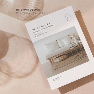 Könnte beinhalten: Eine weiße Innenarchitektur-Angebotsschablone mit dem Titel "BELLE DESIGN" mit einem Foto eines modernen Wohnzimmers. Das Dokument befindet sich auf einem braunen Umschlag mit dem Text "INTERIOR DESIGN PROPOSAL TEMPLATE" oben. Das Wohnzimmer verfügt über ein Sofa, einen Teppich und Beistelltische.