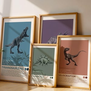 Op de afbeelding: Vier ingelijste dinosaurusprints met houten frames. De prints tonen illustraties van een Tyrannosaurus Rex, Stegosaurus en Velociraptor, elk tegen een andere gekleurde achtergrond. De frames leunen tegen een muur, met een plant in een pot op de voorgrond.