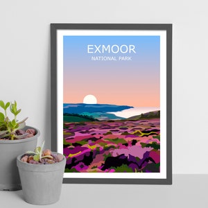 Könnte beinhalten: Ein Poster mit einer farbenfrohen Illustration einer Landschaft mit einem Sonnenuntergang über dem Meer. Der Text "Exmoor National Park" befindet sich oben auf dem Poster.