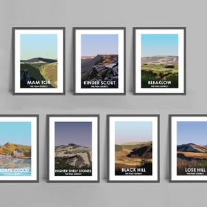 Könnte beinhalten: Acht gerahmte Drucke von malerischen Landschaften im Peak District, England. Jeder Druck zeigt einen anderen Berg oder Hügel, darunter Mam Tor, Kinder Scout, Bleaklow, Thorpe Cloud, Higher Shelf Stones, Black Hill und Lose Hill. Die Drucke sind alle in einem einfachen, minimalistischen Stil mit weißem Hintergrund und schwarzem Text gehalten.