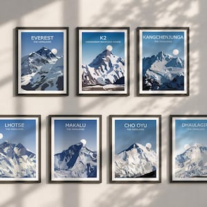 Puede incluir: Un conjunto de siete láminas de pared enmarcadas con ilustraciones estilizadas de picos montañosos como Everest, K2, Kangchenjunga, Lhotse, Makalu, Cho Oyu y Dhaulagiri, cada una con un sol o luna circular blanco sobre un cielo azul.