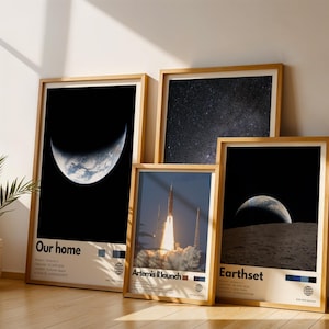 Puede incluir: Un conjunto de cuatro pósteres en marcos de madera clara con imágenes de temática espacial. Las impresiones muestran una Tierra creciente etiquetada como Our home, un cielo estrellado, un cohete Artemis II launch y un paisaje lunar etiquetado como Earthset.