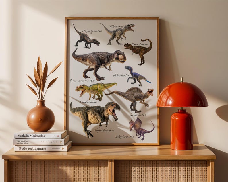 Op de afbeelding: Een ingelijste poster met illustraties van verschillende dinosaurussen, waaronder een Tyrannosaurus Rex, Velociraptor en Spinosaurus, elk gelabeld met de naam. De print toont gedetailleerde afbeeldingen van prehistorische wezens in aardetinten.