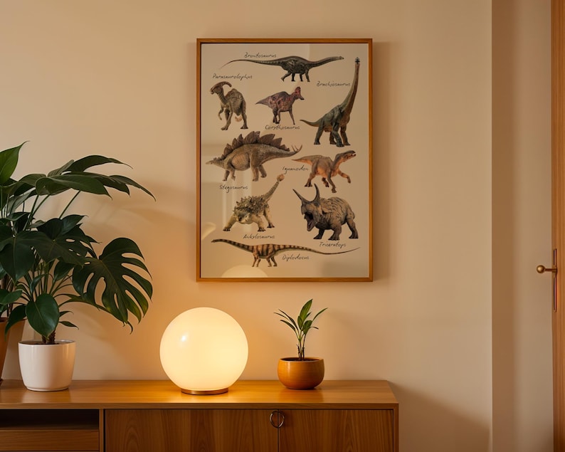 Op de afbeelding: Een rechthoekige wandprint in een dunne houten lijst met gedetailleerde illustraties van verschillende dinosaurussen, waaronder Brachiosaurus, Parasaurolophus, Corythosaurus, Stegosaurus, Iguanodon, Ankylosaurus, Triceratops en Diplodocus met bijschriften.