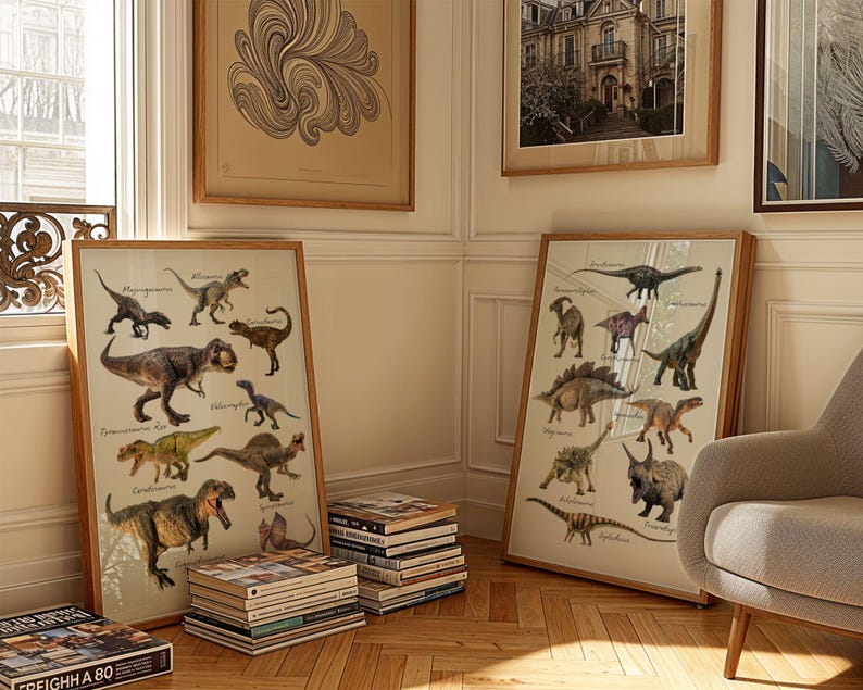 Op de afbeelding: Twee ingelijste rechthoekige posters met gedetailleerde illustraties van diverse dinosaurussen met hun namen in zwarte tekst. De linker poster toont een Tyrannosaurus Rex en andere soorten, de rechter poster toont een Triceratops en andere.