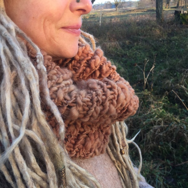 Loop Schal Kragen Handspun Pflanzengefärbt Stricken Braun Zwerge Wald