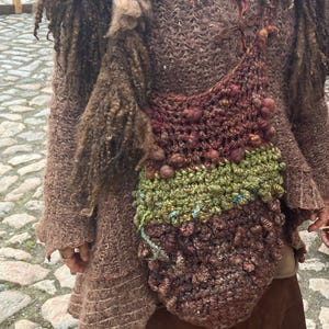 Bolso de hombro hecho de lana, seda, hilo artístico, ganchillo, duendes, gnomos, elfos, bosque