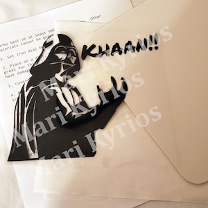 Puede incluir: Silueta en blanco y negro de Darth Vader de Star Wars, sosteniendo un sable de luz. El texto "KHARN!!" está escrito en negro sobre un fondo blanco.