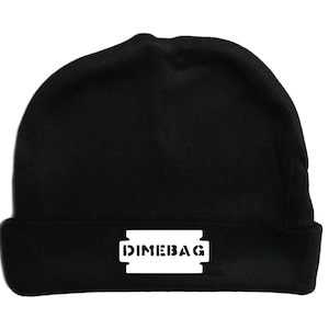 Puede incluir: Gorro negro con un gráfico de cuchilla de afeitar blanca y el texto "Dimebag" impreso en él.