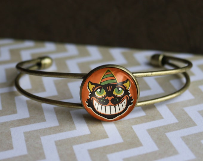 Grinning Retro Cat Goth / Halloween Cuff Bracelet with Glass Cabochon on Bronze
