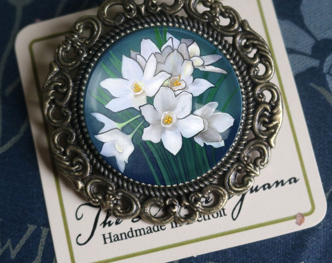 Paperwhite Narcissus Ornate Glass Cabochon and Brass Brooch