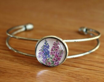 ラークスパーまたはデルフィニウムの花をあしらったコテージコアのカフ 