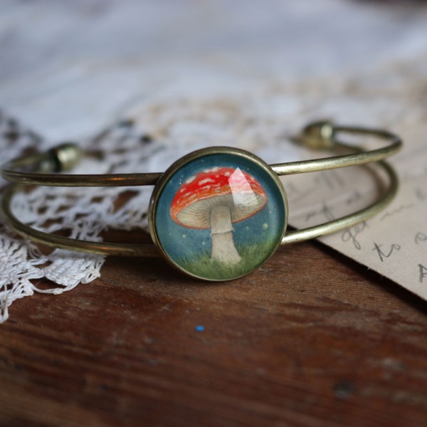 Bracelet manchette cabochon en verre avec noyau de cottage en amanite et champignon au clair de lune