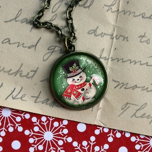 Collar con colgante grande navideño retro de muñeco de nieve con bisel de bronce simple