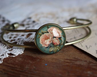 Rosa Pfingstrose Vintage inspiriert Cottage Core Cuff Armband / Armreif aus antikem Messing