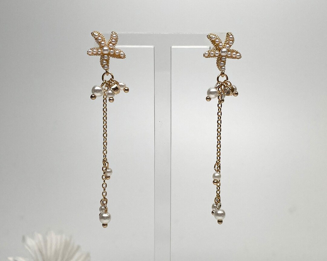 Orecchini a perno asimmetrici a forma di stella marina con conchiglie marine da donna in acciaio inossidabile con perle finte a forma di stella e