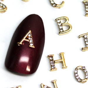 2 amuletos Inglés Letras de oro Alfabeto Gemas tachonadas Aleación Pedrería 3D amuletos de uñas de metal arte Calcomanías de diseño de alta calidad