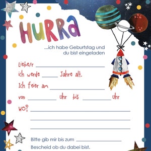K&ouml;nnte beinhalten: Eine bunte Geburtstagseinladung mit einer Rakete, Planeten und Sternen. Der Text lautet "HURRA...ich habe Geburtstag und du bist eingeladen."  "Liebe/r ich werde ____ Jahre alt. Ich feier am ____ von ____ uhr bis ____ uhr WO? Bitte gib mir bis zum ____ Bescheid ob du dabei bist."