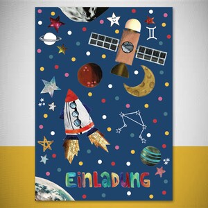 K&ouml;nnte beinhalten: Ein blauer Hintergrund mit einer Rakete, einem Satelliten, einem Halbmond, Sternen und Planeten. Der Text "Einladung" ist in Regenbogenfarben am unteren Rand des Bildes geschrieben.