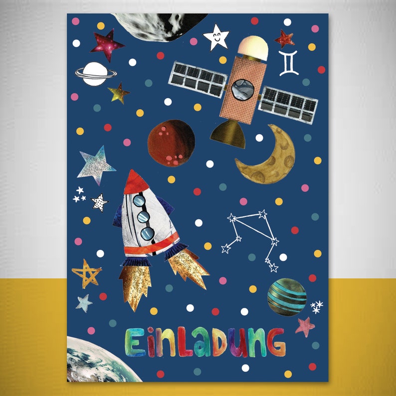 K&ouml;nnte beinhalten: Ein blauer Hintergrund mit einer Rakete, einem Satelliten, einem Halbmond, Sternen und Planeten. Der Text "Einladung" ist in Regenbogenfarben am unteren Rand des Bildes geschrieben.