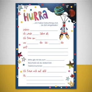 K&ouml;nnte beinhalten: Eine bunte Geburtstagseinladung mit einer Rakete und Sternen. Der Text lautet "HURRA...ich habe Geburtstag und du bist eingeladen." Die Einladung fragt nach dem Alter des Gastes, dem Datum und der Uhrzeit der Party sowie dem Ort. Au&szlig;erdem wird um eine Zusage bis zu einem bestimmten Datum gebeten und es ist Platz f&uuml;r eine Telefonnummer.