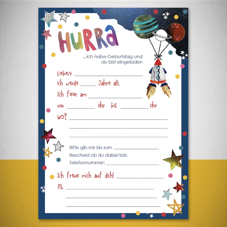 K&ouml;nnte beinhalten: Eine bunte Geburtstagseinladung mit einer Rakete und Sternen. Der Text lautet "HURRA...ich habe Geburtstag und du bist eingeladen." Die Einladung fragt nach dem Alter des Gastes, dem Datum und der Uhrzeit der Party sowie dem Ort. Au&szlig;erdem wird um eine Zusage bis zu einem bestimmten Datum gebeten und es ist Platz f&uuml;r eine Telefonnummer.