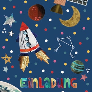 K&ouml;nnte beinhalten: Ein blauer Hintergrund mit einer Rakete, Sternen, Planeten und dem Wort "Einladung" in Regenbogenfarben.