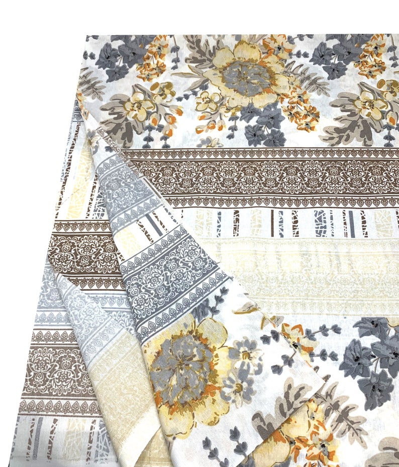 K&ouml;nnte beinhalten: Ein wei&szlig;er Stoff mit einem braunen, grauen und gelben Blumenmuster. Der Stoff hat ein sich wiederholendes Muster aus Streifen und Blumenmustern.
