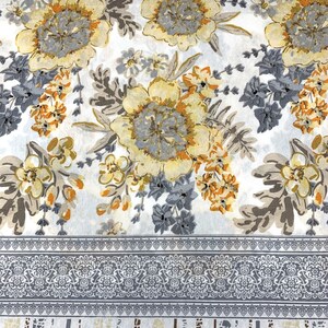 K&ouml;nnte beinhalten: Ein wei&szlig;er Stoff mit einem floralen Muster in Graut&ouml;nen, Gelb und Orange. Der Stoff hat einen grauen und wei&szlig;en Rand mit einem sich wiederholenden Muster.