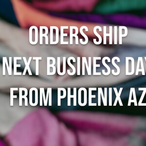 Op de afbeelding: Een wazig beeld van kleurrijk textiel met de tekst "ORDERS SHIP NEXT BUSINESS DAY FROM PHOENIX AZ" in wit.