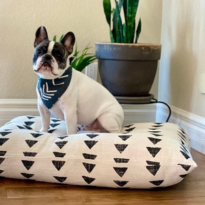 Cream Mud Cloth Dog Bed Cover, Boho Triangle Pattern Dog Bed, Modern Pet Bed, Sustainable Pet Bedding, Hypoallergenic Pet Bedding Cover