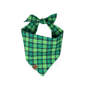St. Patricks day Hundehalstuch Klee, personalisiertes Hundehalstuch, Grünes Hundehalstuch, Haustierhalstuch mit Monogramm, St. Pattys Hundegeschenk, Haustier-Krawatte